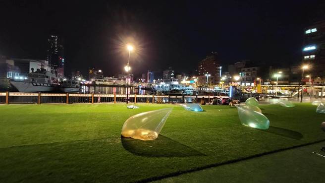 基隆市国门广场新设装置艺术「小彩滴」不断被恶意破坏。（读者提供／陈彩玲基隆传真）