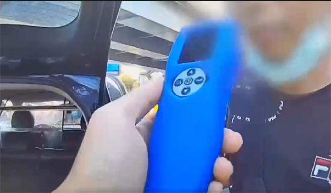 江姓男子酒後騎車遭警方攔查，酒測值0.33毫克。（翻攝畫面）