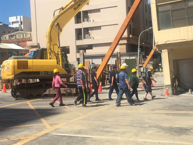 受影響居民將家中輕小貴重物品取出。（崔正綱攝）