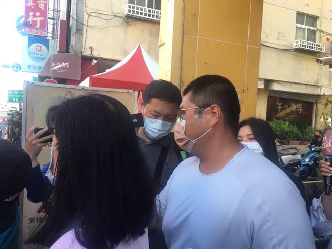 受影響居民上午9時許陸續報到，拿取家中輕小貴重物品。（崔正綱攝）