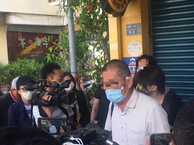 受影響居民上午9時許陸續報到，拿取家中輕小貴重物品。（崔正綱攝）