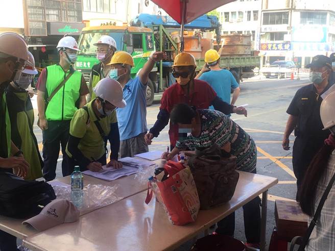 受影響居民上午9時許陸續報到，拿取家中輕小貴重物品。（崔正綱攝）