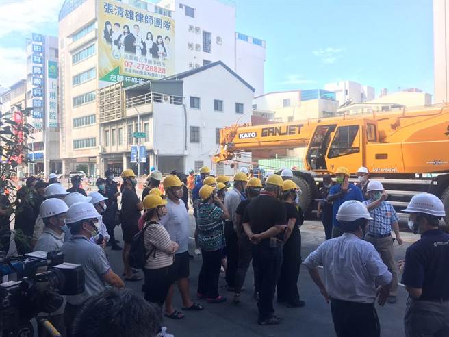 受影響居民上午9時許陸續報到，先集合聽取安全宣導。（崔正綱攝）