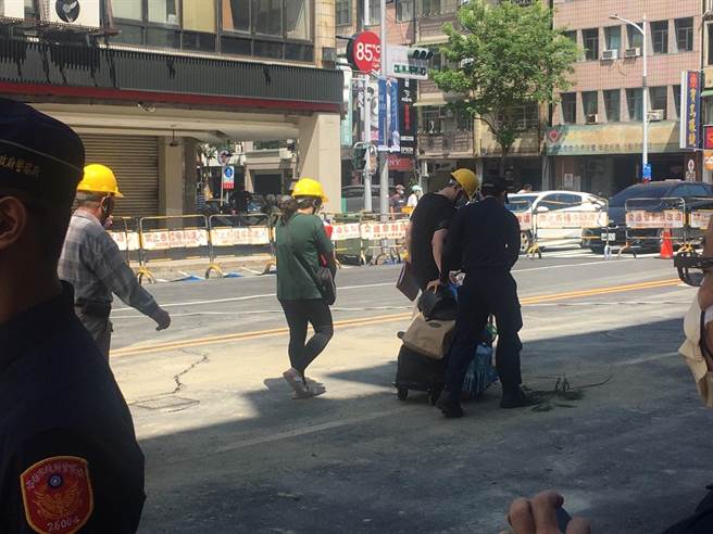 受影響居民將家中輕小貴重物品取出。（崔正綱攝）