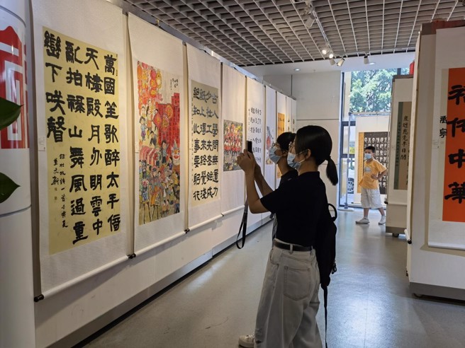 第九届榕臺中小学生书画展以「福文化」为主线，鼓励两岸青少年用艺术进行自我表达。（图／陈朝晖摄）