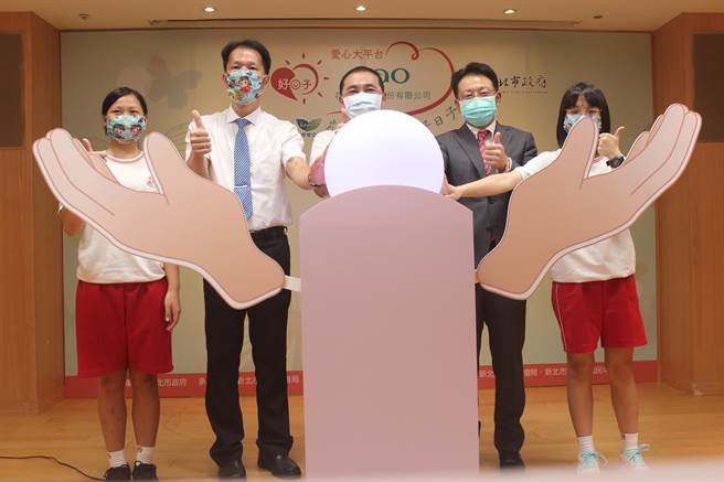 新北市推動月經平權，新北市長侯友宜（中）表示，即日起，新北市就讀57所偏遠國中小及高中職學生，家遇急難或有急用學生，可至學校健康中心領取生理用品。（陳慰慈攝）