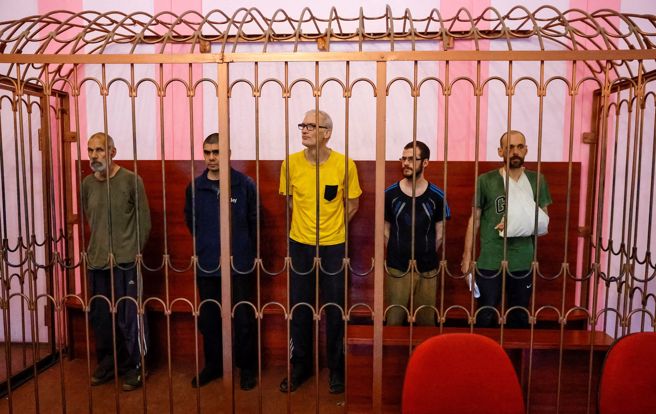 烏克蘭東部獲俄國撐腰的頓內茨克（Donetsk）分離主義分子所掌控的法院今天指控5名遭俘擄的歐洲人當傭兵與烏軍並肩作戰。(圖/ 路透社)