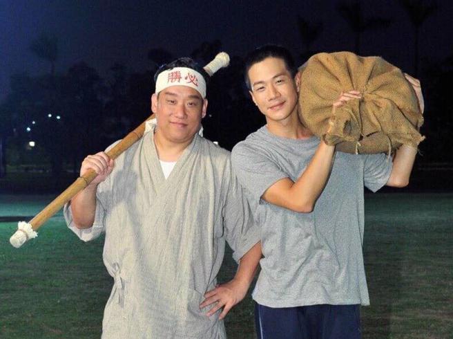 阿庞(左)在曾因罹癌加上情变等种种因素，陷入人生低谷。(图/翻摄自脸书「阿庞-庞庸之」)