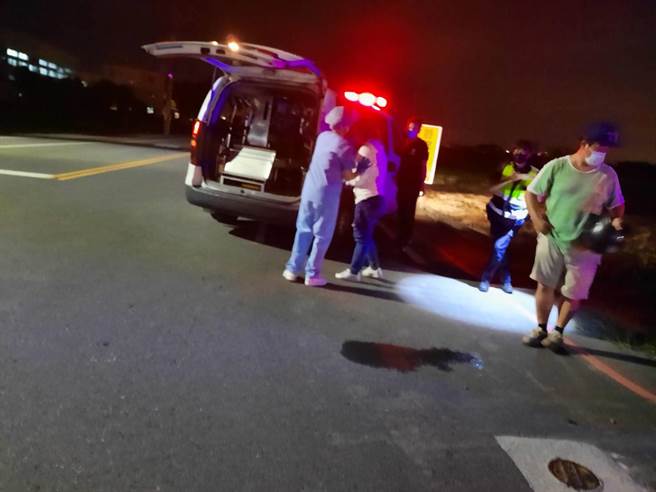 员警到场处理交通事故。（翻摄照片／李京升苗栗传真）