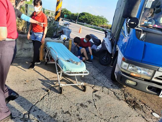 社苓派出所辖区，15日傍晚5点多开始到晚间7点多，短短2个多小时，就发生5起车祸事故。（翻摄照片／李京升苗栗传真）