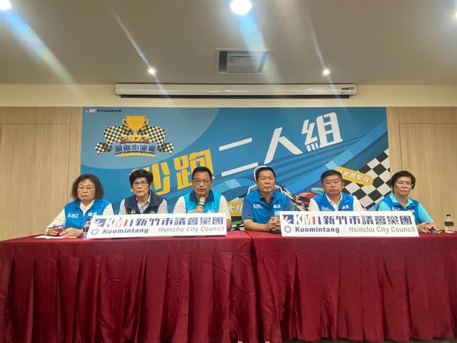 新竹市议会国民党团16日举行「抄跑记者会」，指控民进党市长参选人沈慧虹抄袭市议员陈庆龄曾提出的「敬老卡点数提高至1200点」提案当政见。（陈育贤摄）