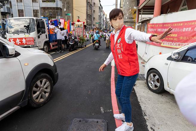 民進黨新竹市長參選人沈慧虹日前在臉書貼出引導車流照片引議。（截自沈慧虹臉書）