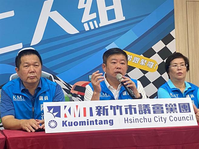 陈庆龄（中）表示，早在今年6月6日就在议会提案，要求将敬老卡点数从从600点提高到1200点，但市府当初没有动作，两个月后居然原封不动变成民进党市长参选人沈慧红的政见。（陈育贤摄）