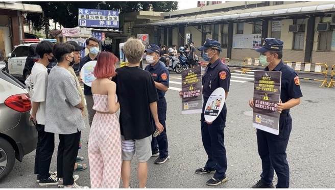 楠梓警方15日到楠梓火車站附近宣導反詐騙知識。（警方提供／林瑞益高雄傳真）