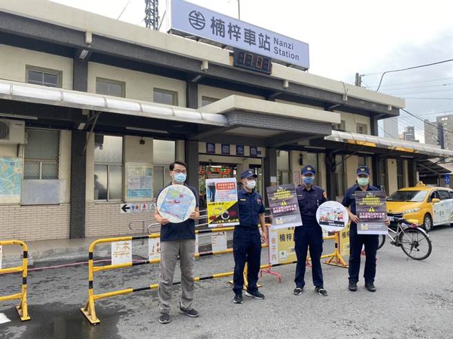 楠梓警方15日到楠梓火車站宣傳反詐騙。（警方提供／林瑞益高雄傳真）