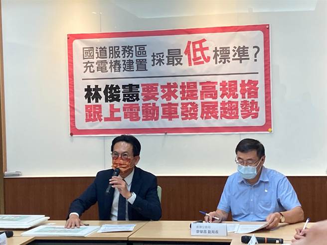 民进党立委林俊宪（左）。（实习记者邱芊