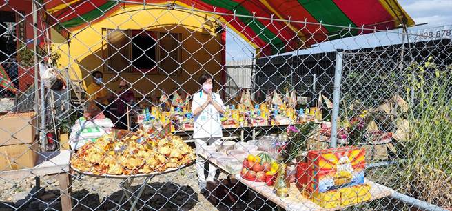 台中北屯后庄里圣母堂庙前被市府围起铁围篱，导致信眾只能爬铁网搭木楼梯进庙。（邱于珊提供／冯惠宜台中传真）