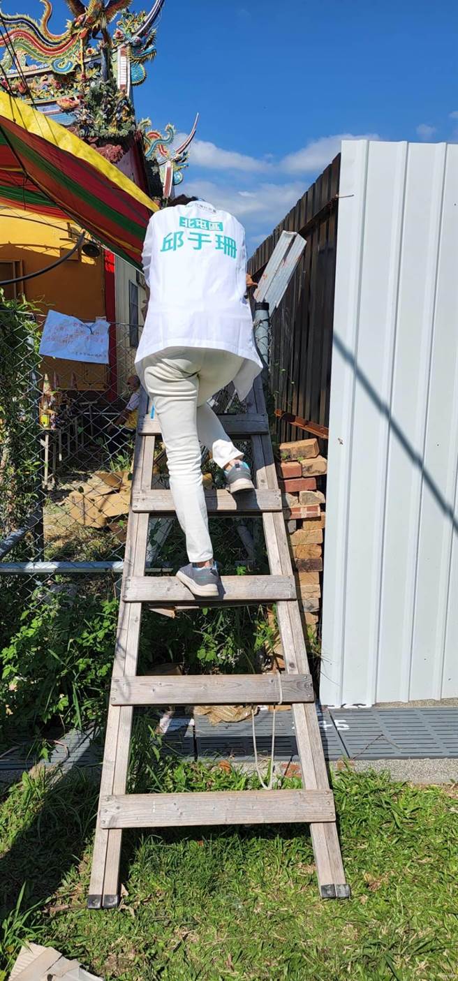 台中北屯后庄里圣母堂庙前被市府围起铁围篱，导致信眾只能爬铁网搭木楼梯进庙。（邱于珊提供／冯惠宜台中传真）