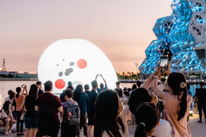 ▲愛河灣聊癒飄飄河，貼圖明星IP來到愛河灣一起耍萌。　圖：高雄市政府觀光局／提供