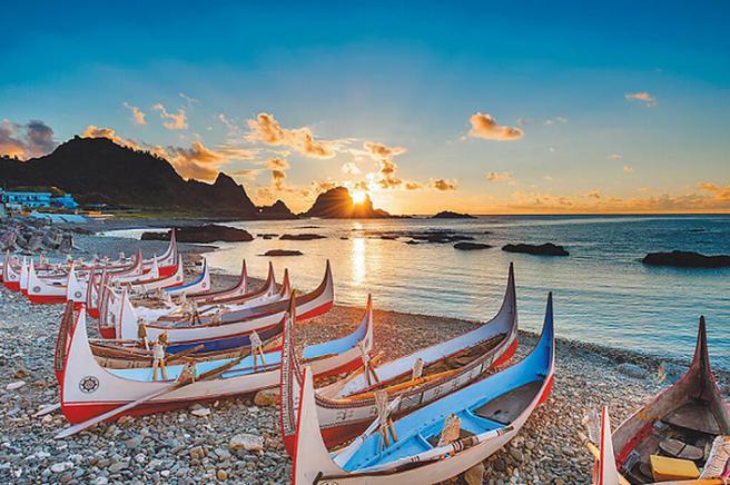 ▲前往兰屿感受不同的文化习俗，体验当地独有的拼板舟及探索达悟族文化资产。　图：Klook／提供