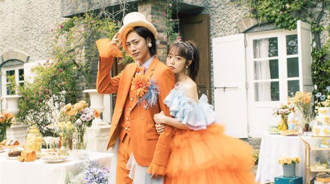峯岸南（右）和Tetsuya去年9月爆熱戀，今宣布結婚。(圖／峯岸南 推特)