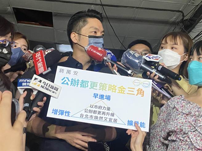 國民黨台北市長參選人蔣萬安今上午前往北市信維大樓探訪。（陳薏云攝）