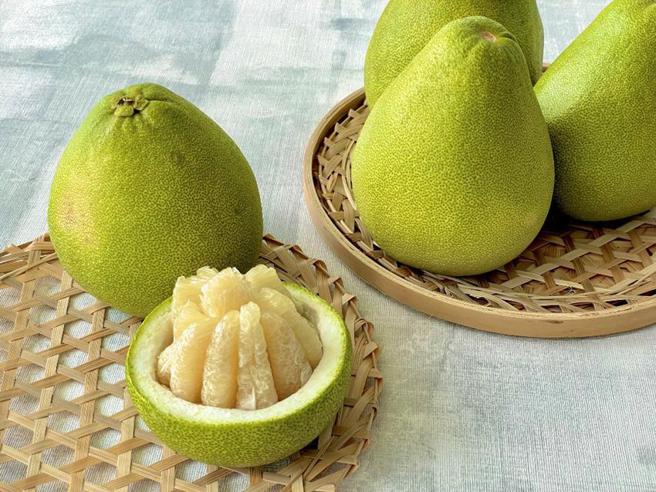 （六福大搶攻中秋商機，加碼推出來自新竹峨眉50年老欉的文旦禮盒，果肉細嫩、香嫩多汁，甜度高達13度以上。圖／六福旅遊集團）