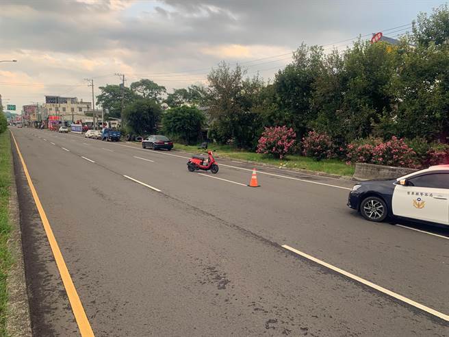 員警到場處理交通事故。（翻攝照片／李京昇苗栗傳真）