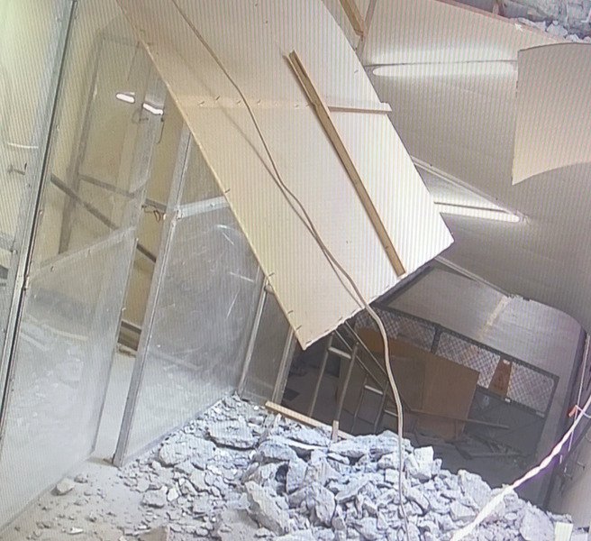 嘉义火车站后站地下道坍塌，所幸当下无行人通过。(翻摄脸书靠北台铁)