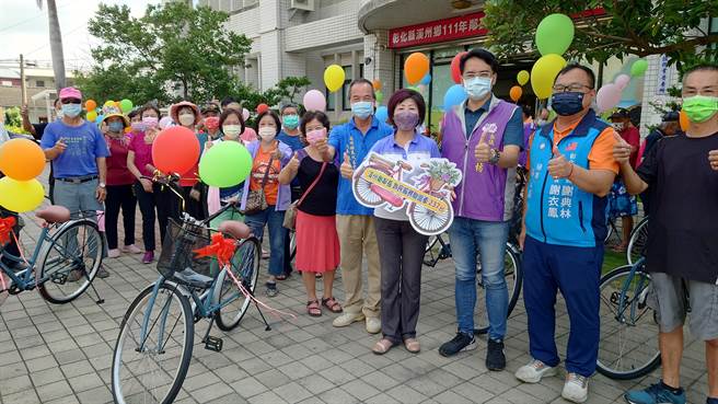 彰化县溪州乡长江淑芬体恤邻长，霸气购买237台捷安特脚踏车供代步，未来邻长可以骑着脚踏车传达政令，让服务更便利。（吴建辉摄）