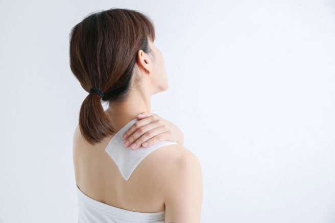 许多民眾有肌肉酸痛等困扰时，会以贴药布来舒缓不适。( 示意图/ Shutterstock )