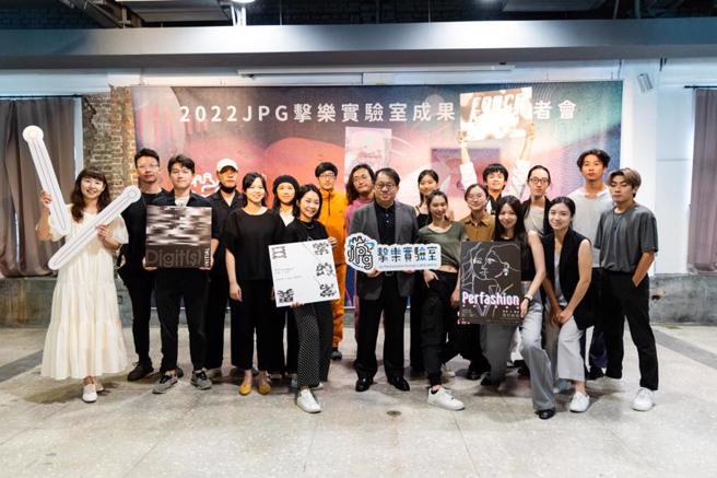 鼓励年轻击乐世代追梦，朱宗庆打击乐团艺术总监朱宗庆（前排右5）成立JPG击乐实验室为年轻音乐世代搭建展现平台，2022年5檔成果发表将展现击乐新生力军的突破和创新。（图/ 中央社）
