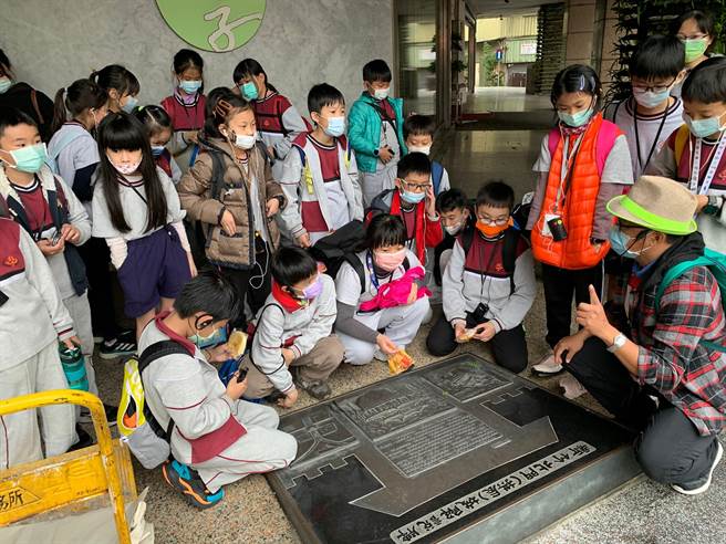 新竹市政府连续7年推出「小堑有约」小旅行活动，邀请喜爱旅行的民眾，分享新竹的独家游程。图为小堑有约活动曾到新竹北门城解说牌前参观。（新竹市政府提供／王惠慧新竹传真）