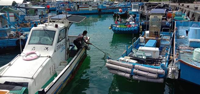 宜兰县环保局结合渔会号召渔民加入环保舰队，提升海废清除动能，目前共有124艘船舶加入。（宜兰县环保局提供无／吴佩蓉宜兰传真）