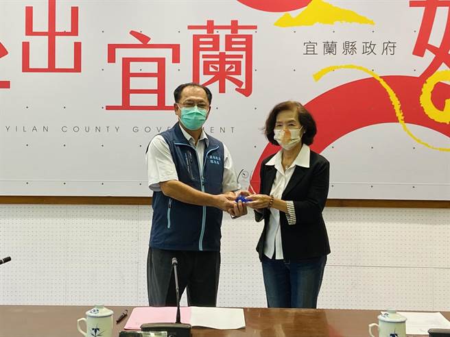 今县务会议中，环保局长黄政钏颁奖给县长林姿妙。（吴佩蓉摄）