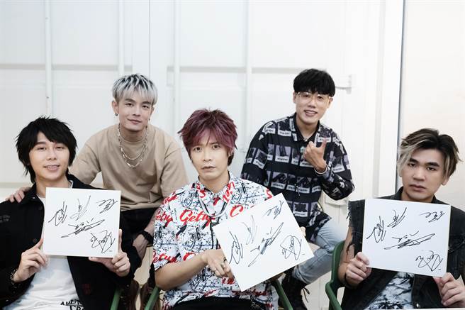 演唱会名为「颠倒世界」，八三夭特地把签名板颠倒呼应主题。（LiTV、KKLIVE提供）