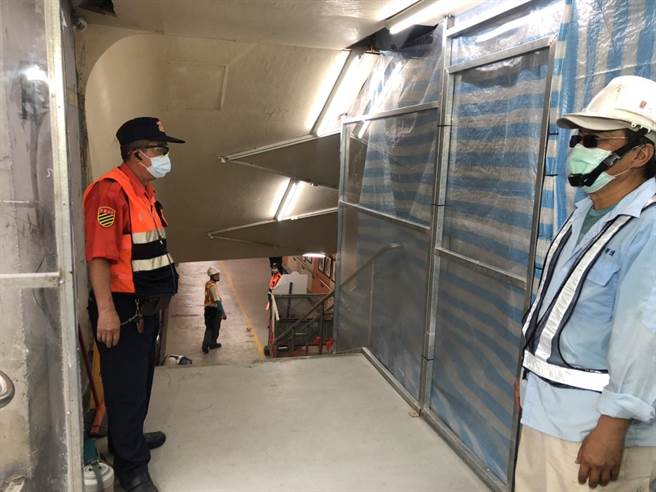 嘉义车站地下道因应施工已减半通行。（嘉义市政府提供／廖素慧嘉市传真）