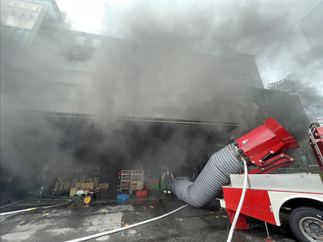 新北市三重区1处工厂16日中午窜出浓烟，消防队到场灌救。（图／新北市消防局提供）