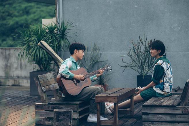 曾沛慈主动邀约韦礼安共同创作〈今天阳光就是特别耀眼特别和谐〉。（亚神音乐提供）