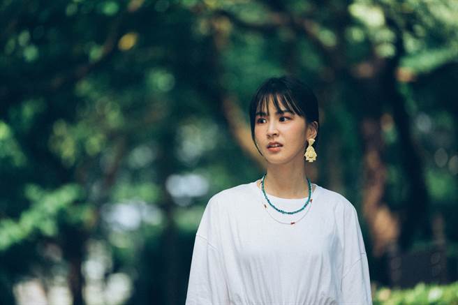 曾沛慈将对奶奶的回忆写成新歌〈今天阳光就是特别耀眼特别和谐〉。（亚神音乐提供）