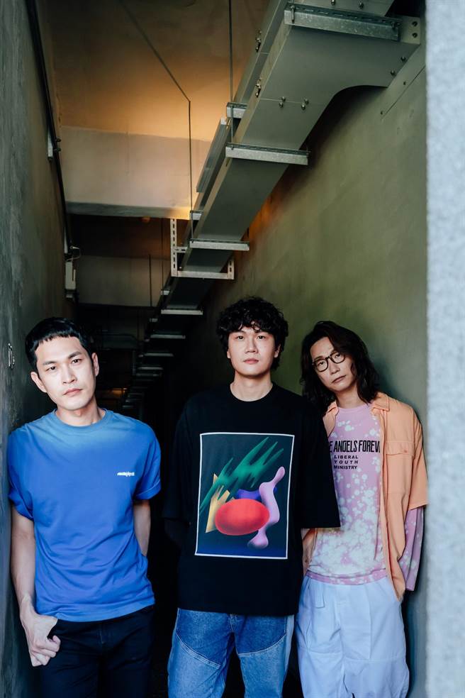 宇宙人以歌曲〈无所事事〉与艺术家大声光电合作的展品正于高雄「小花计画」展出。（相信音乐提供）