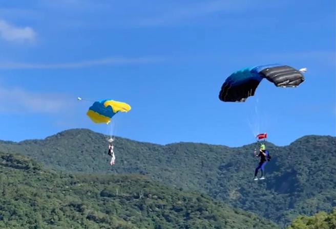 台东国际热气球嘉年华活动15日闭幕，空域活动16日持续进行，清晨在热气球活动场地表演高空跳伞。（图/ 中央社）