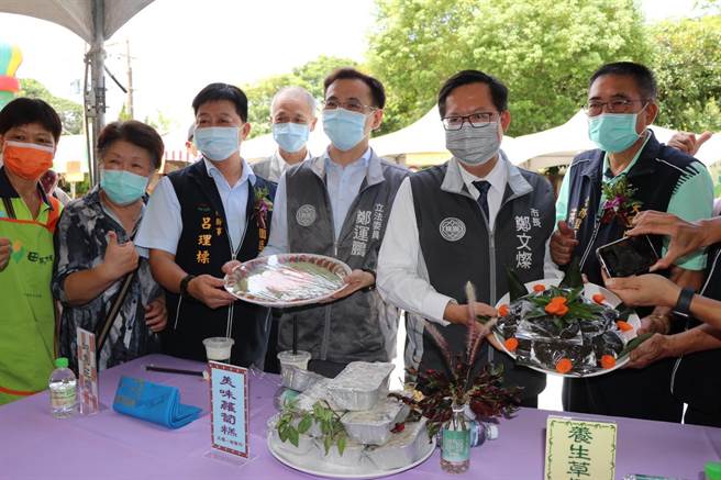 民进党桃园市长参选人郑运鹏（右三）与桃园市长郑文灿（右二），向国民党桃园市长参选人张善政喊话，应向桃园市民说清楚与特定团体的关系。（蔡明亘摄）