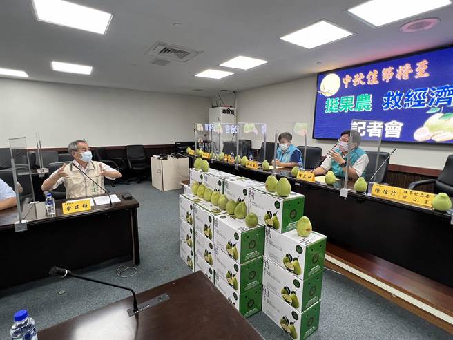 台南柚農反映，文旦銷售不如預期，多位市議員要求市府結合國、民營企業採購文旦救柚農。（洪榮志攝）