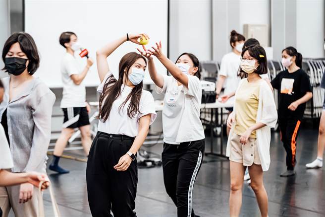 台中国家歌剧院NTT学苑青年营活动，专业老师带领学员探索声音与肢体潜能。（台中国家歌剧院提供／实习记者何颖欣传真）