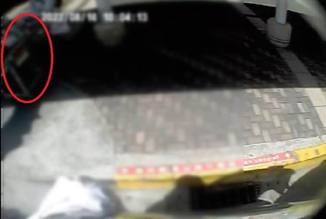 一名约60多岁男子于16日上午搭乘高铁列车，疑似身体不适陷入昏迷状态。高铁人员紧急通报119，将男子（红圈处）送往高雄荣总急救，男子在送医时已经没有呼吸与心跳。（翻摄照片／林瑞益高雄传真）