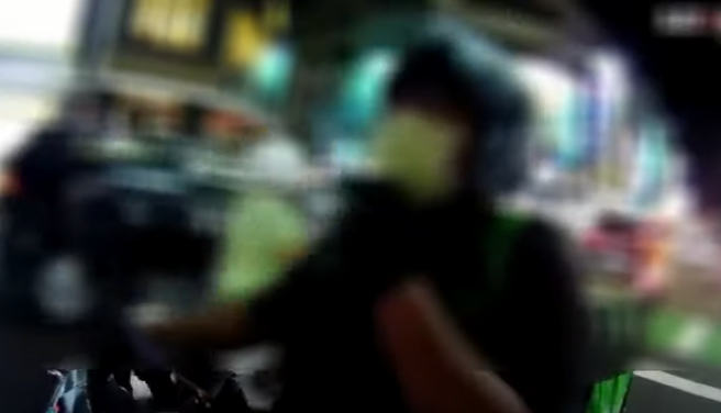 外送員逆向不服取締譙警6字經被上銬。(記者爆料網提供)
