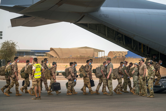 7月９日法國巴爾赫內部隊部隊士兵離開馬利加奧沙漠作戰基地（PfOD）。（美聯社）