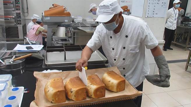 南二监的月饼礼盒，由收容人手工亲制。（台南第二监狱提供／张毓翎台南传真）