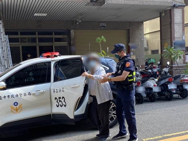 台中市1名83岁的陈姓老翁出门买菜 ，天气炎热昏倒在人行道，所幸并无大碍，由热心员警陪同返家。（台中警方提供／实习记者何颖欣台中传真）